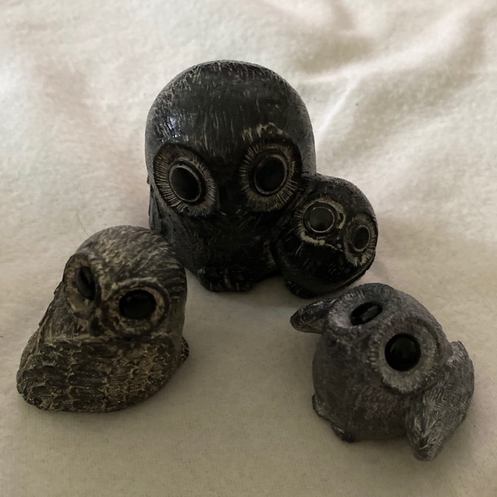 Assorted Inuit owl sculptures